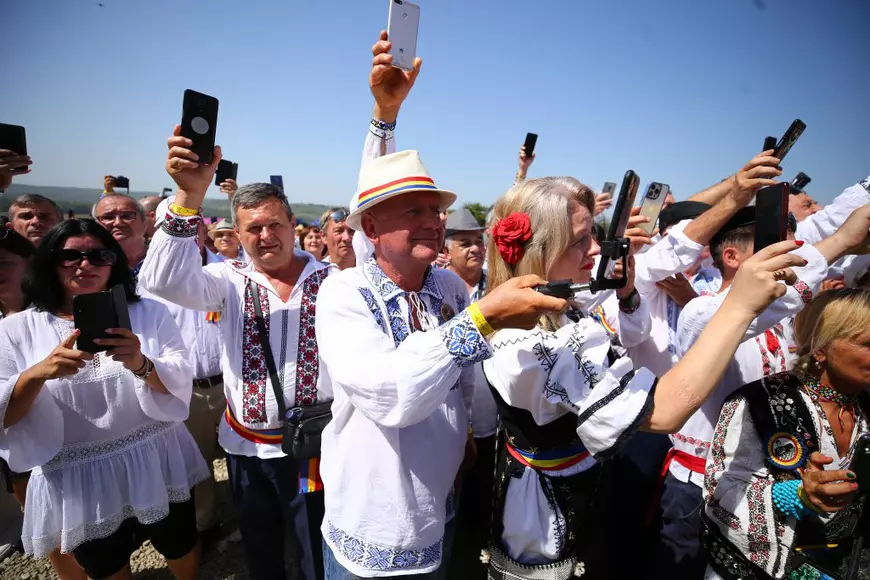 O mireasă și două nunți. Cum a petrecut poporul în vale, iar ceilalți invitați, în deal, la căsătoria „domnului AUR”, George Simion