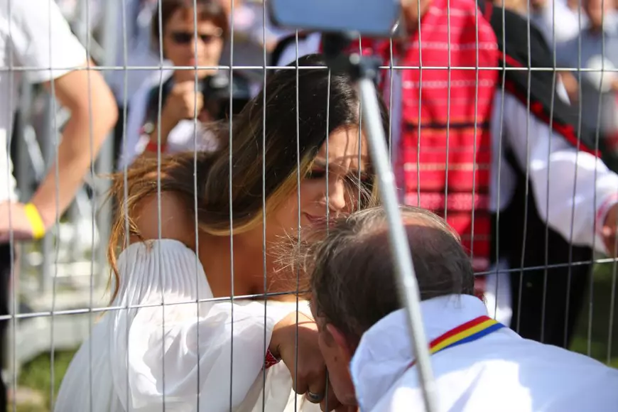 O mireasă și două nunți. Cum a petrecut poporul în vale, iar ceilalți invitați, în deal, la căsătoria „domnului AUR”, George Simion