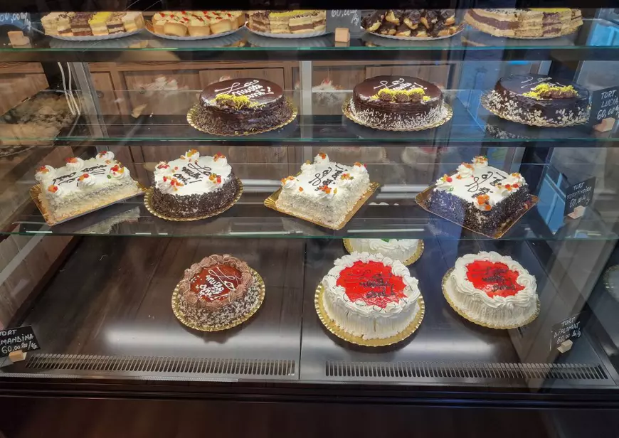 PHOTOS.  A trip to Marcel Ciolacu's patisserie from Buzău: the pies are cheap, but they don't have much cheese.