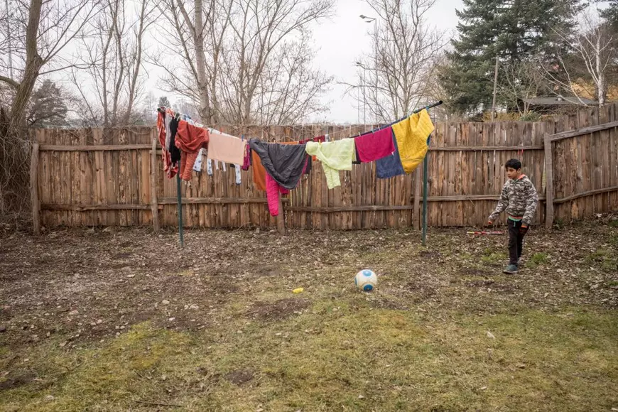 „Voi nu sunteți refugiați”. Reportaj CNN despre discriminarea romilor ucraineni care ajung la București și în alte orașe europene