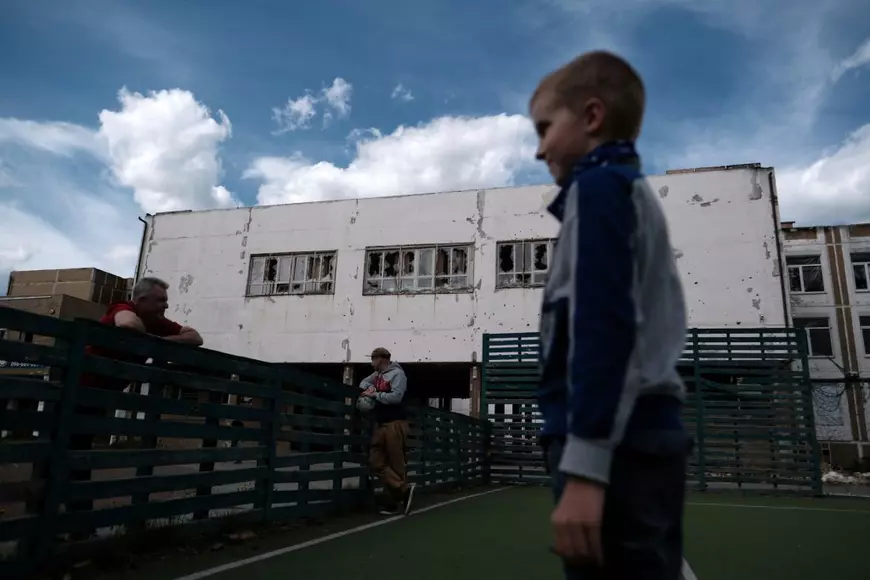 În Ucraina a început cursa pentru construirea de noi buncăre. Nu pentru soldații de pe front, ci pentru elevii din școli