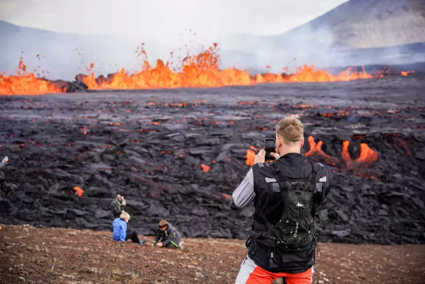 O erupție vulcanică din Islanda, atracție turistică pentru mii de oameni: „Am început să plâng. E atât de frumos”