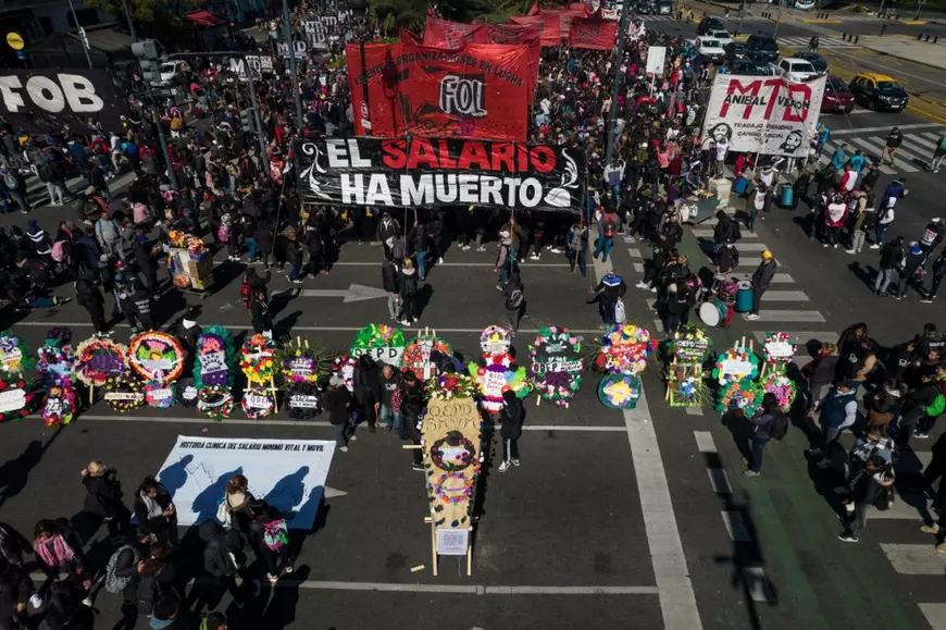 În Argentina, protestatarii au organizat o „înmormântare”, pentru a marca „decesul salariului”