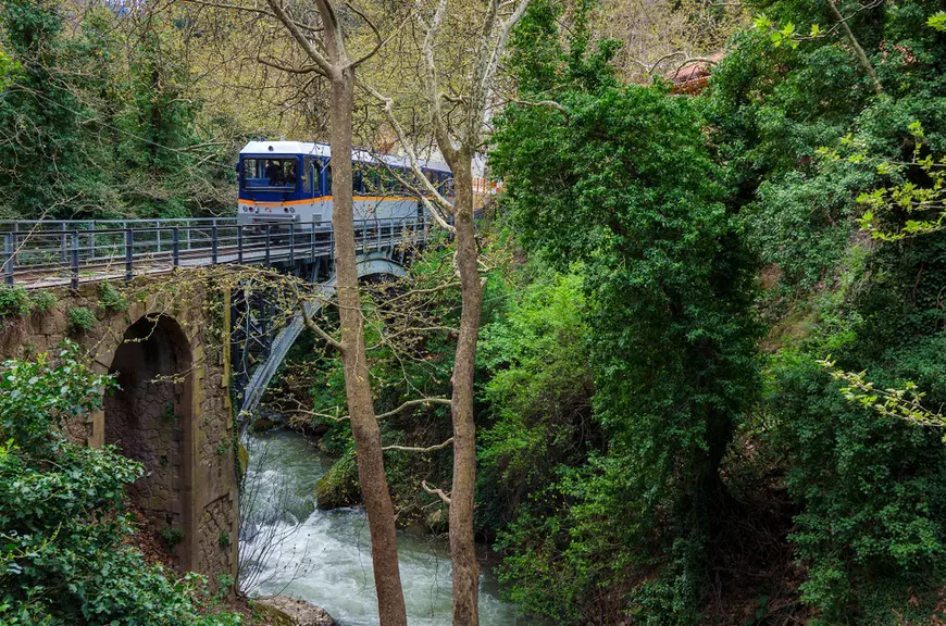 Les itinéraires ferroviaires les plus spectaculaires d'Europe - Photo du train touristique sur le chemin de fer de Kalavryta.