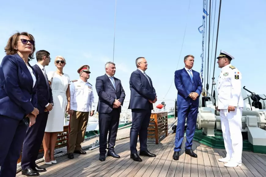 Alina Gorghiu, președinte interimar al Senatului, ministrul de Interne Lucian Bode, premierul Nicolae Ciucă și președintele Klaus Iohannis la Ziua Marinei, în portul militar Constanța. Foto: Facebook Lucian Bode