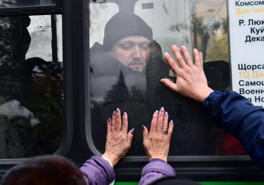 FOTOREPORTAJ Plecarea la război a rușilor, în imagini. Primii rezerviști au fost trimiși la antrenament înainte de plecarea pe front