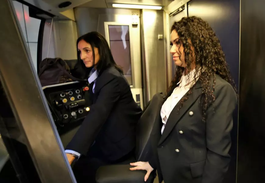 REPORTAJ. „Atenție, se închid ușile!” Viața din subteran cu Simona și Adelina, două dintre puținele femei de la cârma metroului