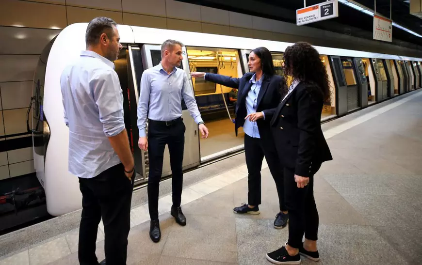 REPORTAJ. „Atenție, se închid ușile!” Viața din subteran cu Simona și Adelina, două dintre puținele femei de la cârma metroului