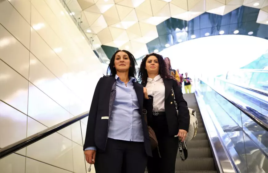 REPORTAJ. „Atenție, se închid ușile!” Viața din subteran cu Simona și Adelina, două dintre puținele femei de la cârma metroului