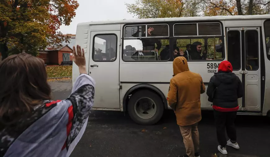 FOTOREPORTAJ Plecarea la război a rușilor, în imagini. Primii rezerviști au fost trimiși la antrenament înainte de plecarea pe front