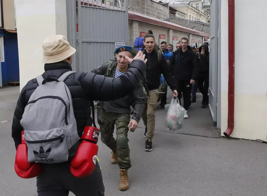 FOTOREPORTAJ Plecarea la război a rușilor, în imagini. Primii rezerviști au fost trimiși la antrenament înainte de plecarea pe front