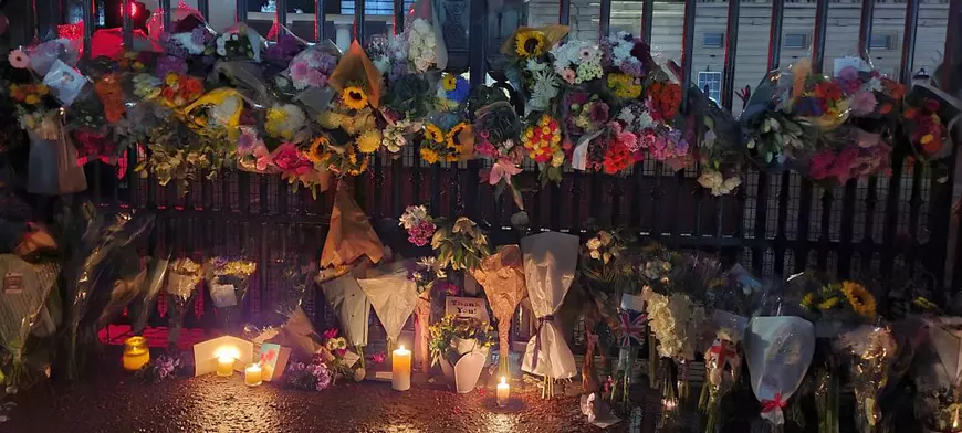 Corespondență Libertatea de la Palatul Buckingham. Oamenii care au imigrat în Anglia aduc flori și bilete pe care scriu: „Îți mulțumesc că m-ai primit în regatul tău”