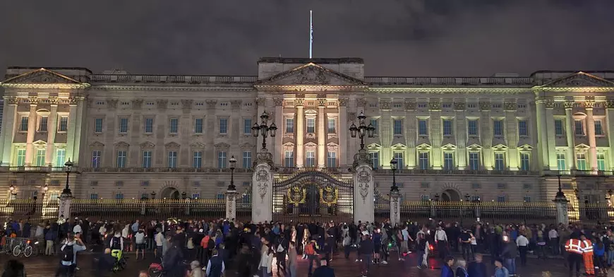 Corespondență Libertatea de la Palatul Buckingham. Oamenii care au imigrat în Anglia aduc flori și bilete pe care scriu: „Îți mulțumesc că m-ai primit în regatul tău”