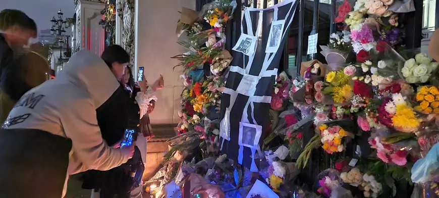 Corespondență Libertatea de la Palatul Buckingham. Oamenii care au imigrat în Anglia aduc flori și bilete pe care scriu: „Îți mulțumesc că m-ai primit în regatul tău”