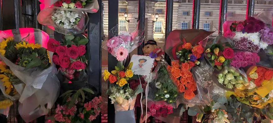 Corespondență Libertatea de la Palatul Buckingham. Oamenii care au imigrat în Anglia aduc flori și bilete pe care scriu: „Îți mulțumesc că m-ai primit în regatul tău”