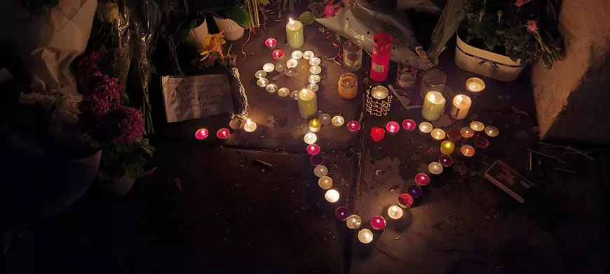 Corespondență Libertatea de la Palatul Buckingham. Oamenii care au imigrat în Anglia aduc flori și bilete pe care scriu: „Îți mulțumesc că m-ai primit în regatul tău”