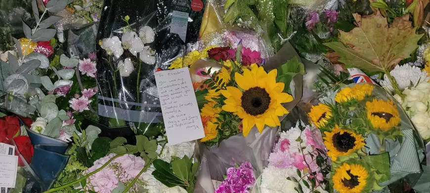 Corespondență Libertatea de la Palatul Buckingham. Oamenii care au imigrat în Anglia aduc flori și bilete pe care scriu: „Îți mulțumesc că m-ai primit în regatul tău”