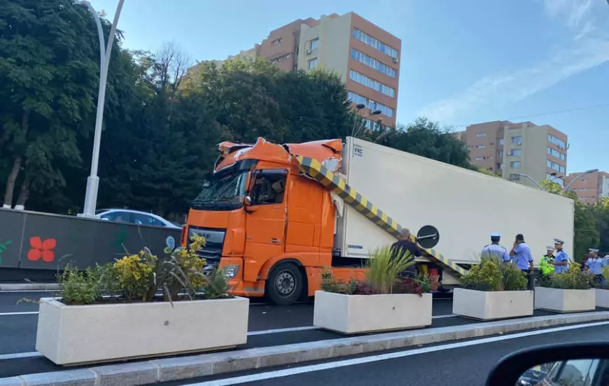 De ce rămân blocate camioanele și autocarele în Pasajul Unirii, după reabilitare? Înălțimea disponibilă s-a redus cu 16 centimetri, după ce s-au pus ventilatoare