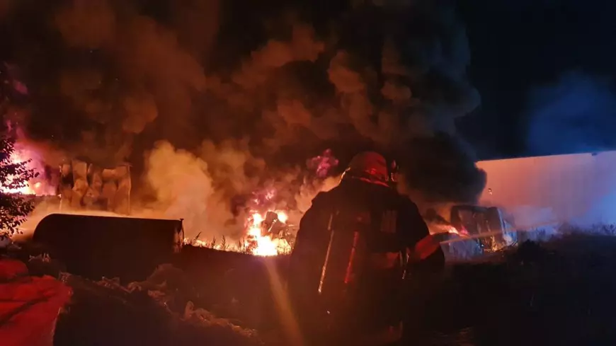 Incendiu puternic lângă Capitală. A luat foc un depozit de mase plastice din Pantelimon