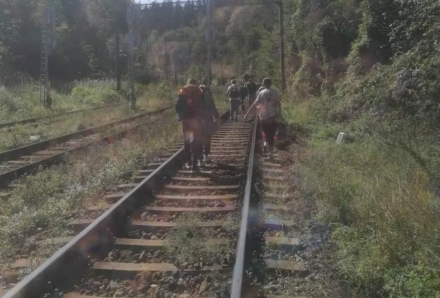 FOTO Călătorii unui tren Brașov-București, la pas pe calea ferată, după o defecțiune. „Nu mai trăgea la deal”