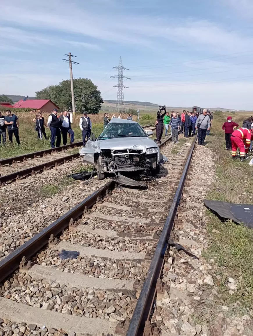 Accident feroviar în Vaslui. Două surori, rănite grav după ce mașina în care se aflau a fost lovită de tren