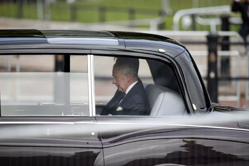 O nouă etapă din funeraliile reginei Elisabeta a II-a. Trupul suveranei, mutat astăzi de la Palatul Buckingham la Westminster