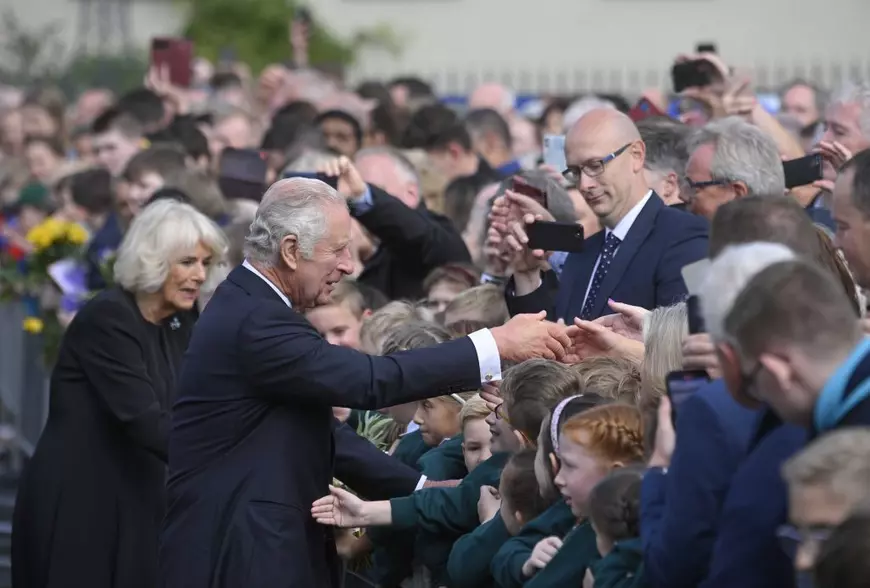 O nouă etapă din funeraliile reginei Elisabeta a II-a. Trupul suveranei, mutat astăzi de la Palatul Buckingham la Westminster