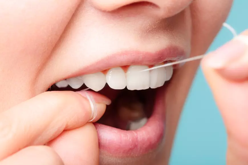Folosirea aței dentare