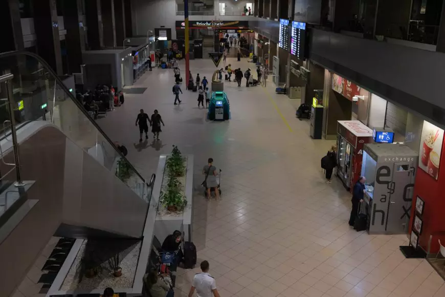 Cum arăta Aeroportul Otopeni la finalul unei zile de haos și incertitudine pentru călătorii Blue Air