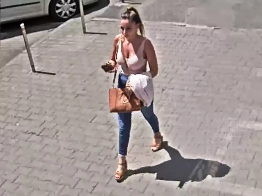 O femeie a ridicat aproape 22.000 de lei rămași blocați într-un bancomat din Târgu Mureș. Poliția o caută
