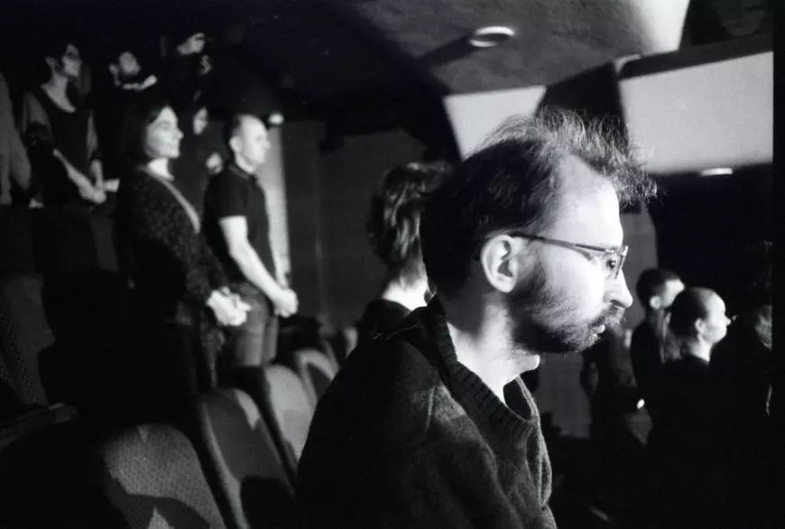 Un dramaturg ucrainean a săpat un mormânt în curtea teatrului din Piatra Neamț, a pus un sicriu pe scenă și îi avertizează pe români: Atenție la „patrioți”!