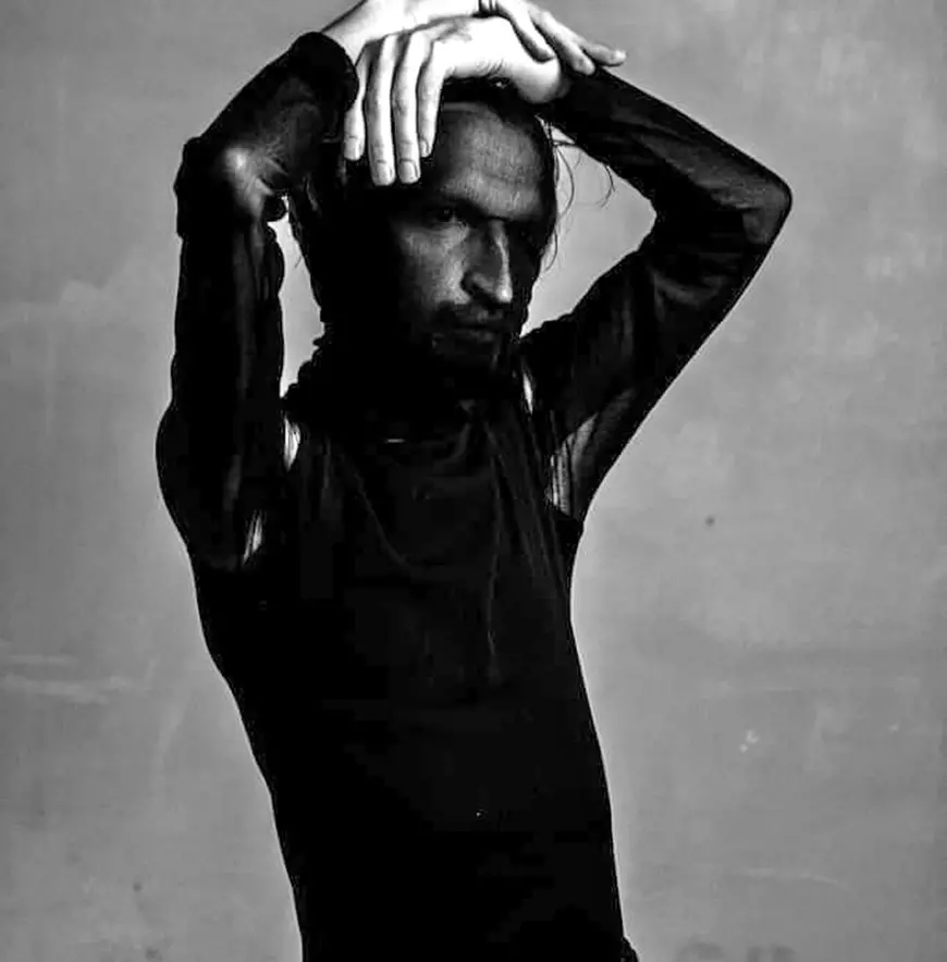 Un dramaturg ucrainean a săpat un mormânt în curtea teatrului din Piatra Neamț, a pus un sicriu pe scenă și îi avertizează pe români: Atenție la „patrioți”!