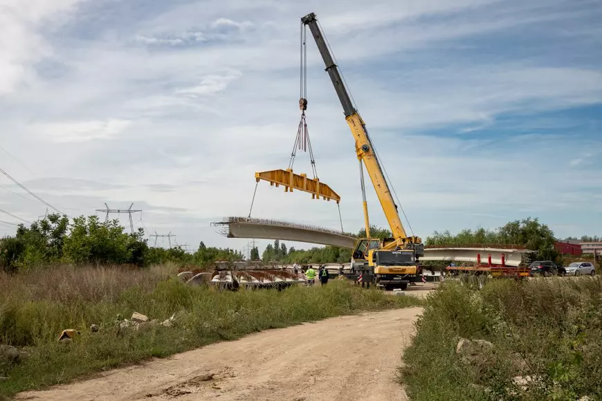 Compania primarului Negoiță a lăsat doi ani grinzile pentru podul către A2 pe un câmp până au început să se crape