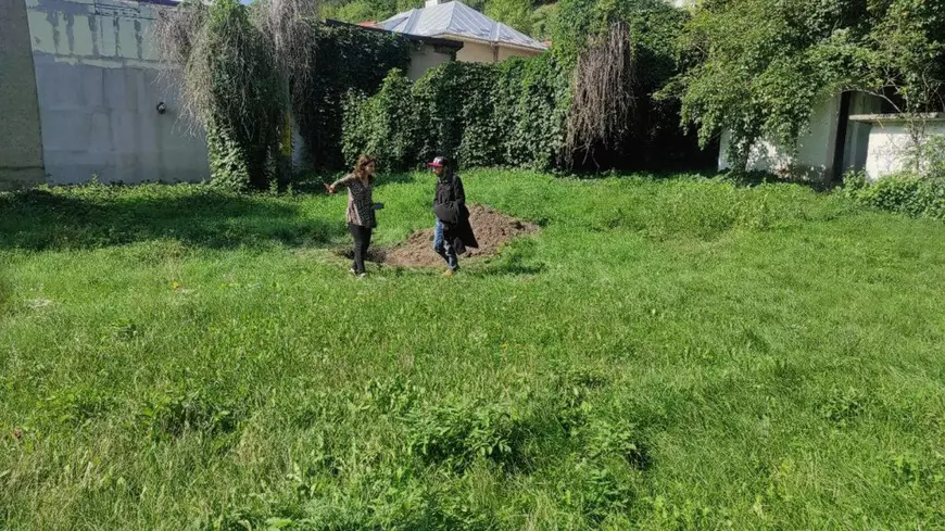 Un dramaturg ucrainean a săpat un mormânt în curtea teatrului din Piatra Neamț, a pus un sicriu pe scenă și îi avertizează pe români: Atenție la „patrioți”!