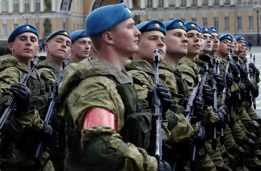 Pentru că serviciul militar e obligatoriu în Rusia, „mobilizarea parțială” înseamnă, de fapt, mobilizarea a aproape tuturor celor apți de luptă