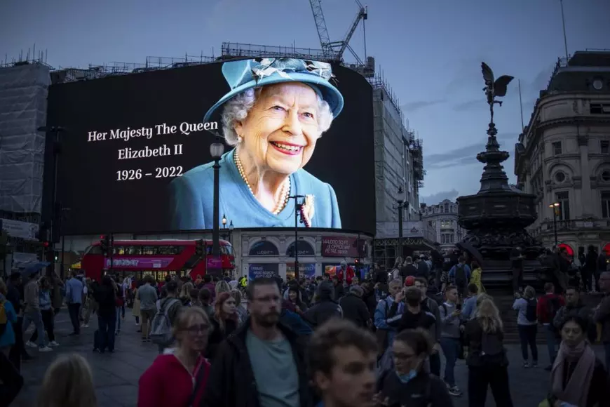 O națiune în doliu. Britanicii își plâng suverana și îi ridică altare de flori: „A fost o parte din ceea ce face ca această țară să fie ceea ce este”