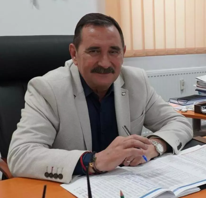 Fostul director din sectorul 5 care își punea angajații să-i muncească în curte cere primăriei 12 salarii, după ce și-a dat demisia. Câștiga mai mult decât Klaus Iohannis