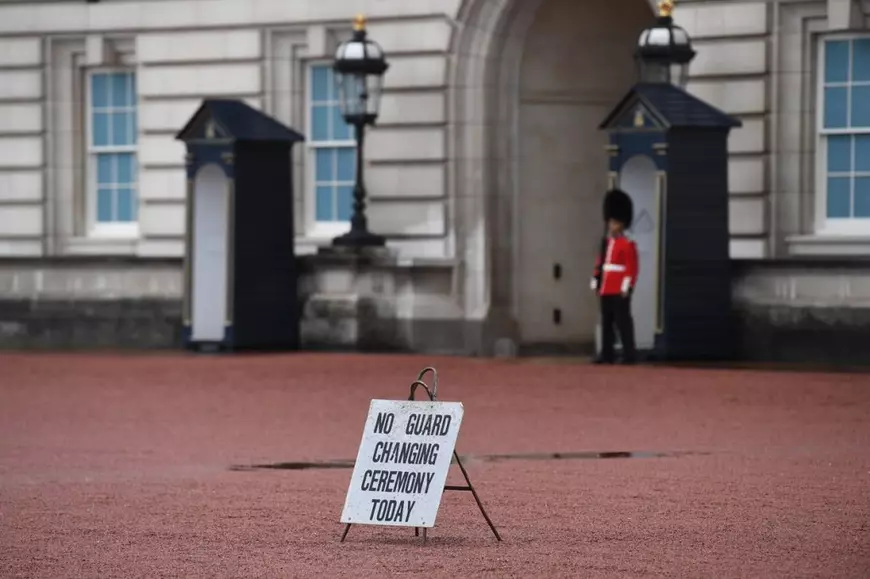 Sute de oameni au primit vestea morții reginei în fața Palatului Buckingham. Lumea s-a adunat și în fața Castelului Balmoral