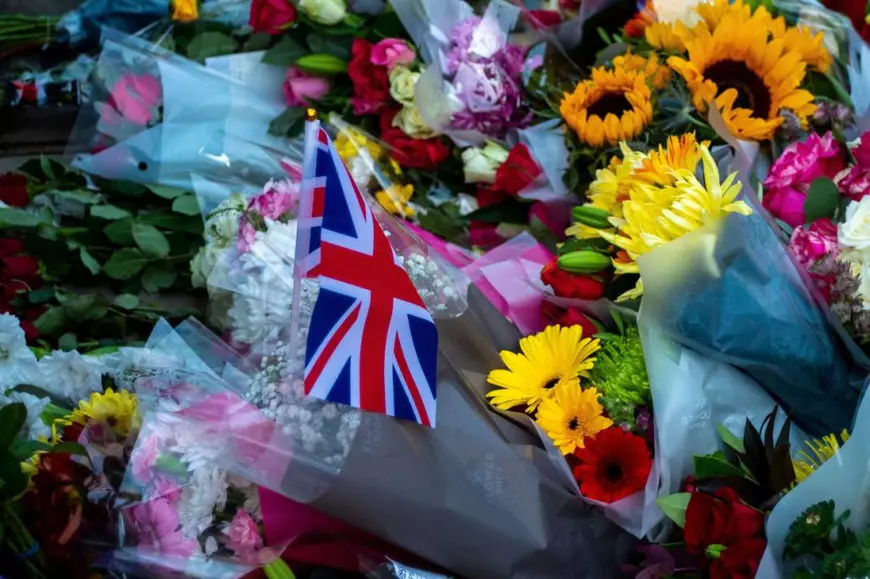 O națiune în doliu. Britanicii își plâng suverana și îi ridică altare de flori: „A fost o parte din ceea ce face ca această țară să fie ceea ce este”
