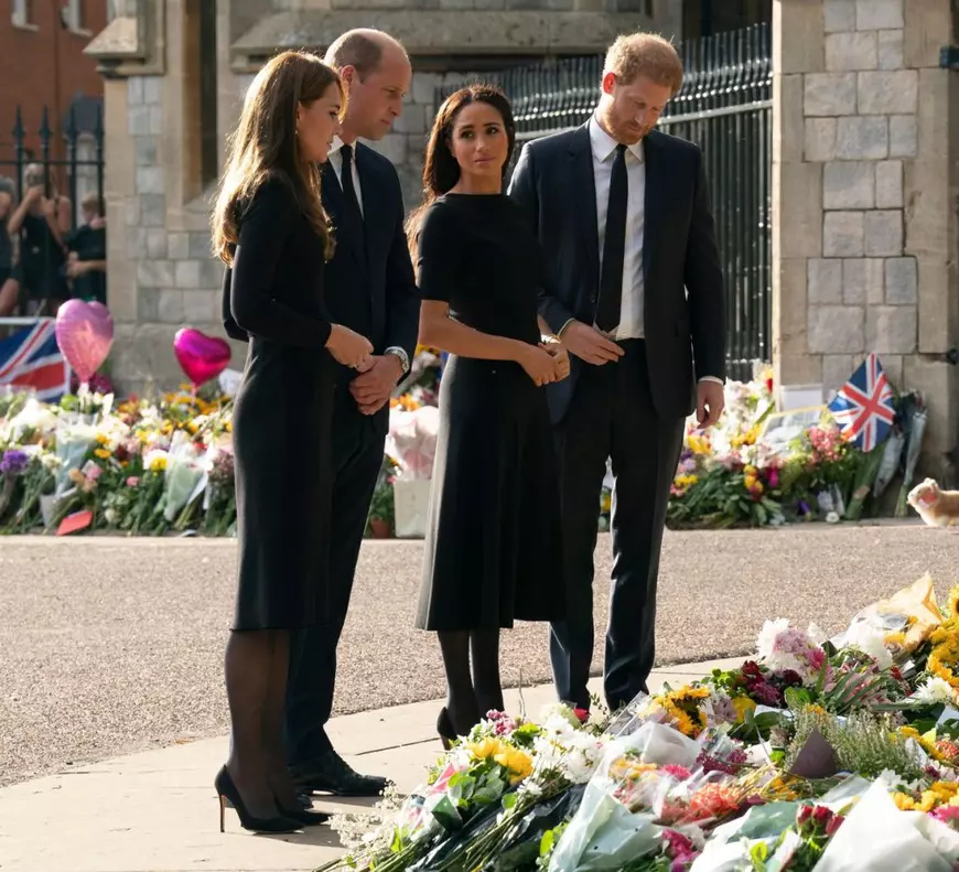 William şi Harry, distanți la înmormântarea reginei Elisabeta a II-a, susține presa britanică