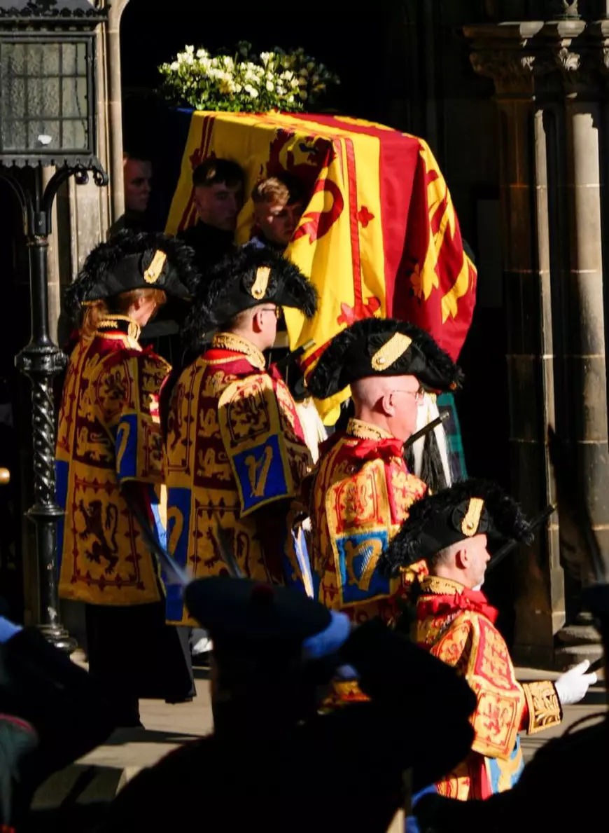 O nouă etapă din funeraliile reginei Elisabeta a II-a. Trupul suveranei, mutat astăzi de la Palatul Buckingham la Westminster