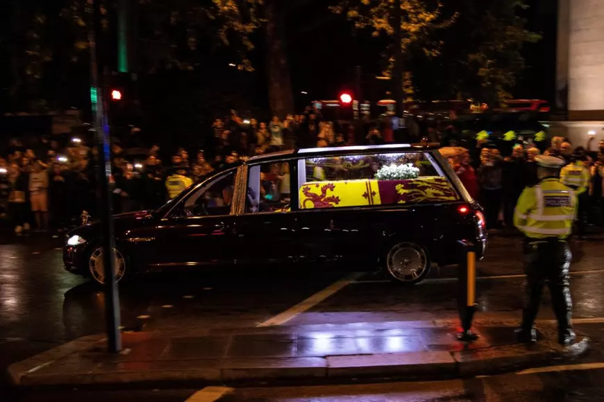 O nouă etapă din funeraliile reginei Elisabeta a II-a. Trupul suveranei, mutat astăzi de la Palatul Buckingham la Westminster