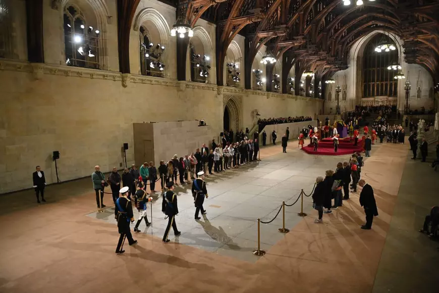 Moment solemn: regele Charles al III-lea și frații săi, la catafalcul reginei | VIDEO