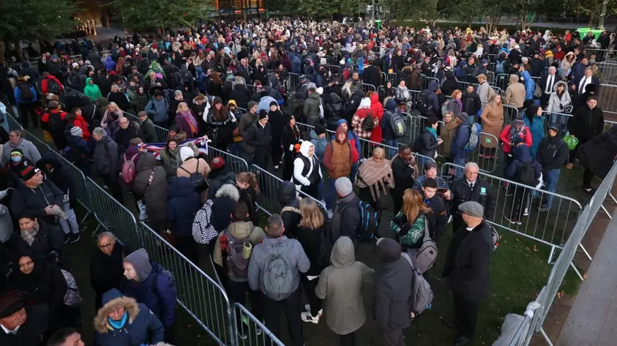 Regele Charles al III-lea, în vizită la britanicii care așteaptă ore în șir să-i aducă un omagiu reginei | VIDEO