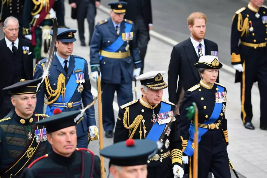 Familia Regală, în lacrimi la înmormântarea reginei Elisabeta a II-a. Imagini din timpul procesiunii de la Westminster Abbey