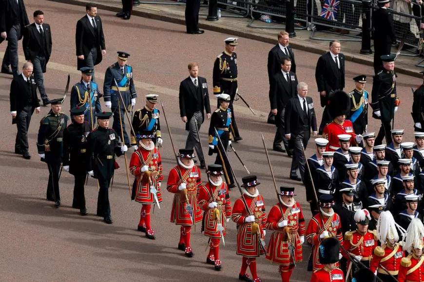 Familia Regală, în lacrimi la înmormântarea reginei Elisabeta a II-a. Imagini din timpul procesiunii de la Westminster Abbey