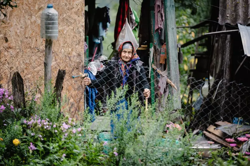 REPORTAJ. Viața celor 10 locuitori rămași în satul în care Gigi Becali a făcut o mănăstire și are planuri pentru alta: „Domnul ăsta a venit la poartă, m-a întrebat câţi ani am, apoi s-a dus şi mi-a adus o găleată de apă”