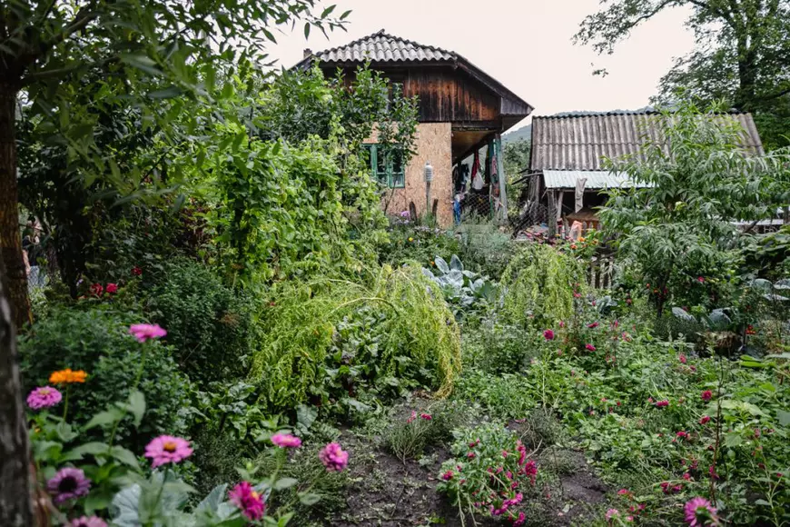 REPORTAJ. Viața celor 10 locuitori rămași în satul în care Gigi Becali a făcut o mănăstire și are planuri pentru alta: „Domnul ăsta a venit la poartă, m-a întrebat câţi ani am, apoi s-a dus şi mi-a adus o găleată de apă”