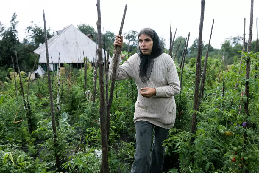 REPORTAJ. Viața celor 10 locuitori rămași în satul în care Gigi Becali a făcut o mănăstire și are planuri pentru alta: „Domnul ăsta a venit la poartă, m-a întrebat câţi ani am, apoi s-a dus şi mi-a adus o găleată de apă”