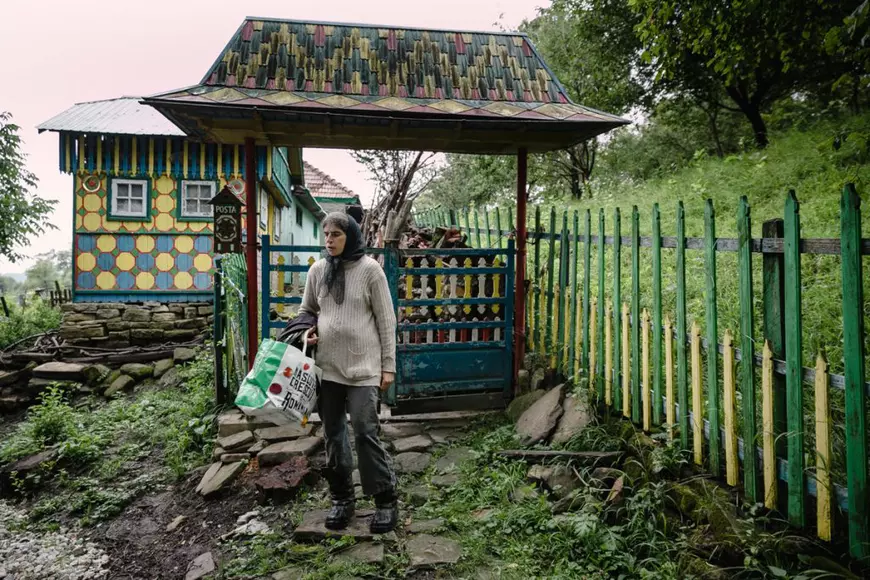 REPORTAJ. Viața celor 10 locuitori rămași în satul în care Gigi Becali a făcut o mănăstire și are planuri pentru alta: „Domnul ăsta a venit la poartă, m-a întrebat câţi ani am, apoi s-a dus şi mi-a adus o găleată de apă”